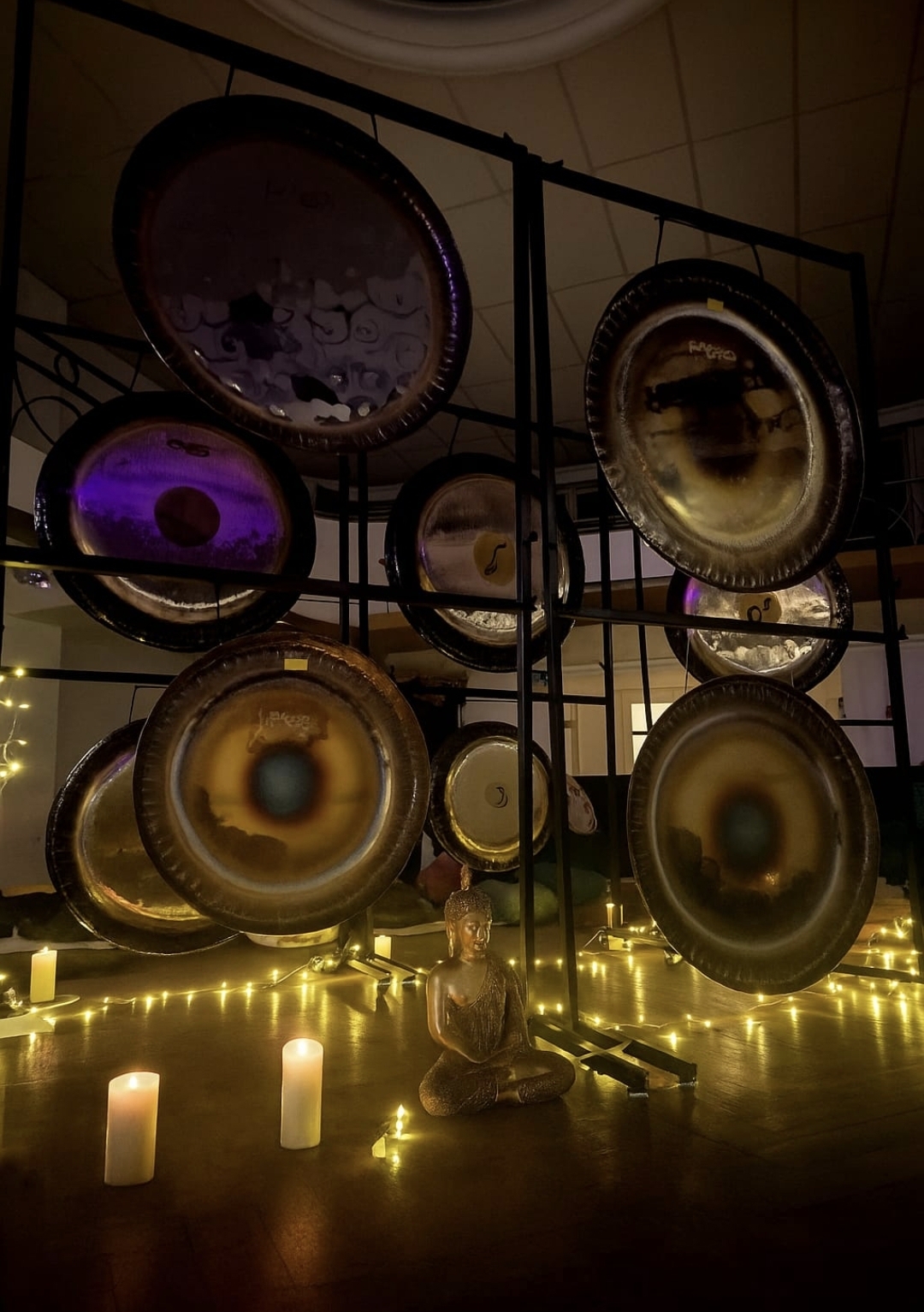Cercle de bougies au sol pendant un Voyage Alchimique de nuit, gongs en arrière-plan