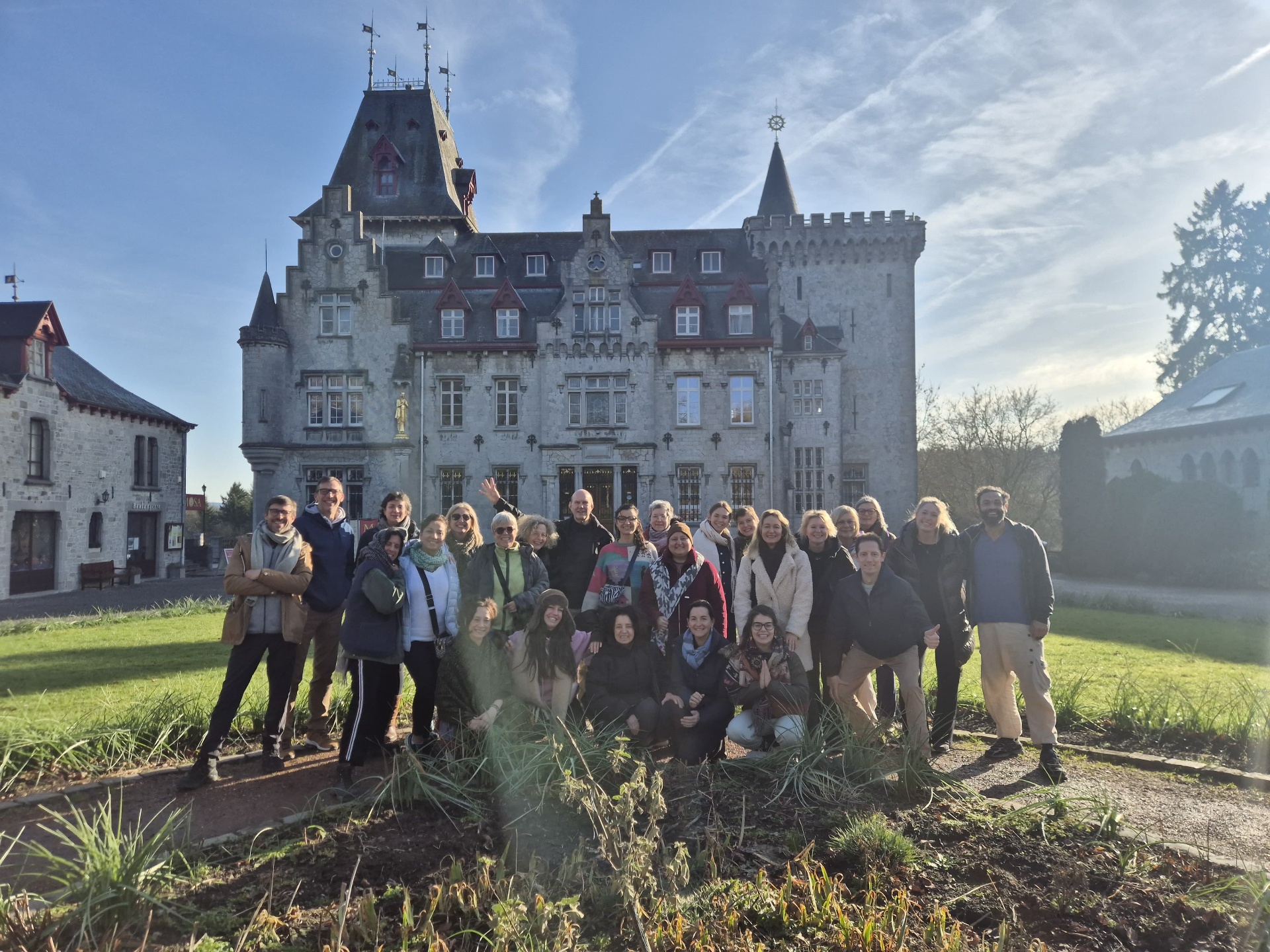 Groupe de participants devant le château de Radhadesh