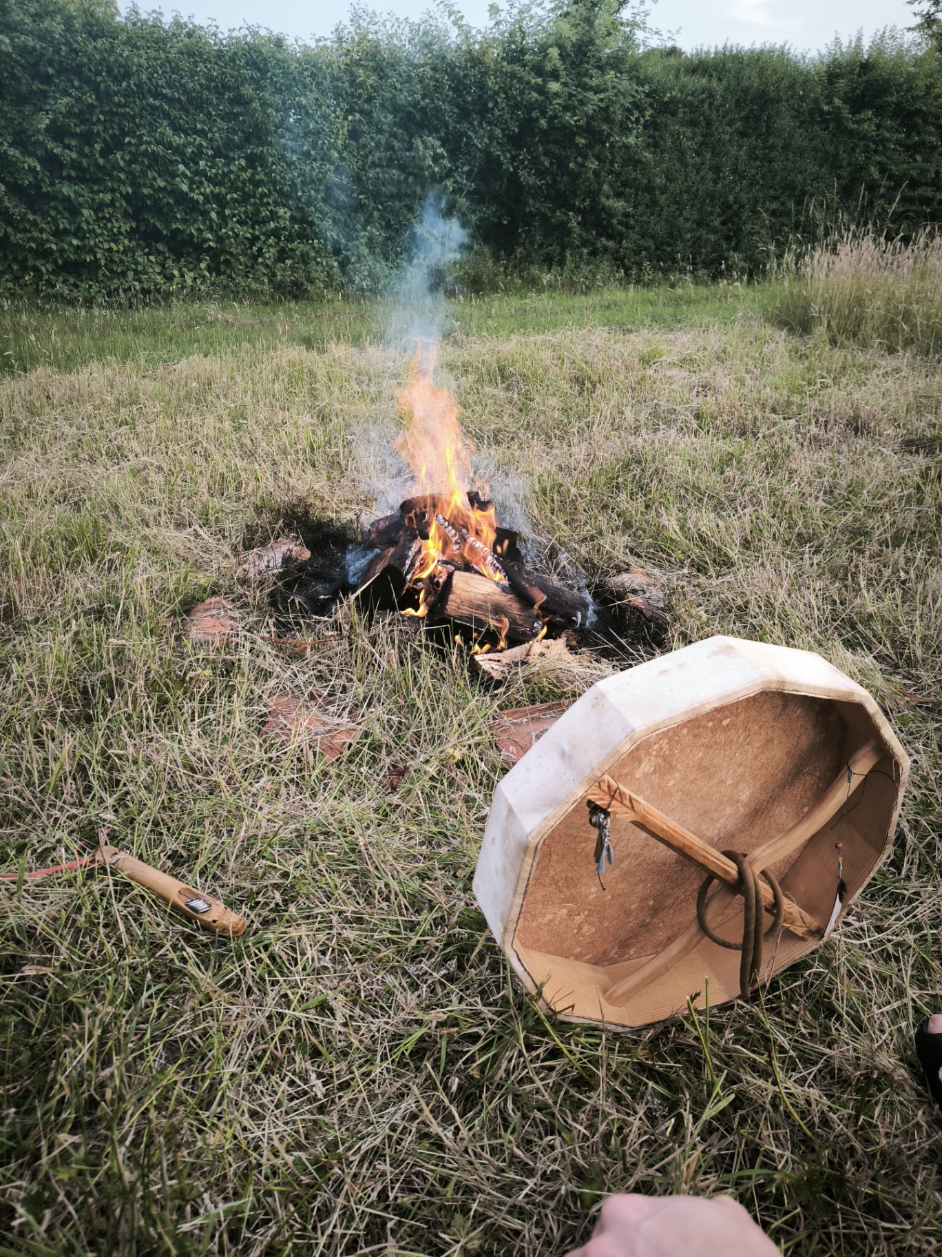Feu de cérémonie et tambour chamanique dans le jardin de la retraite d'été 2026