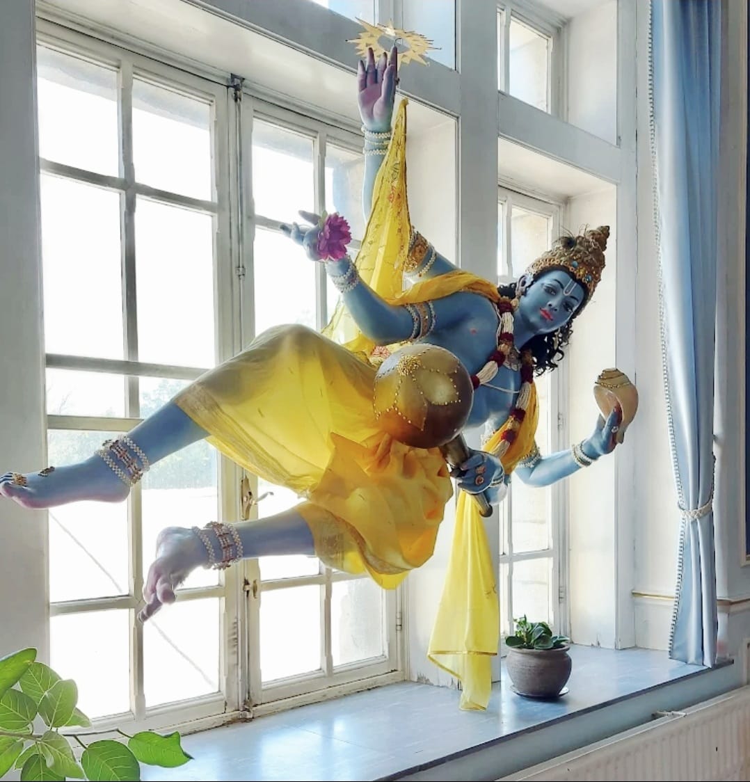 Statue de Krishna dansant dans le château de Radhadesh