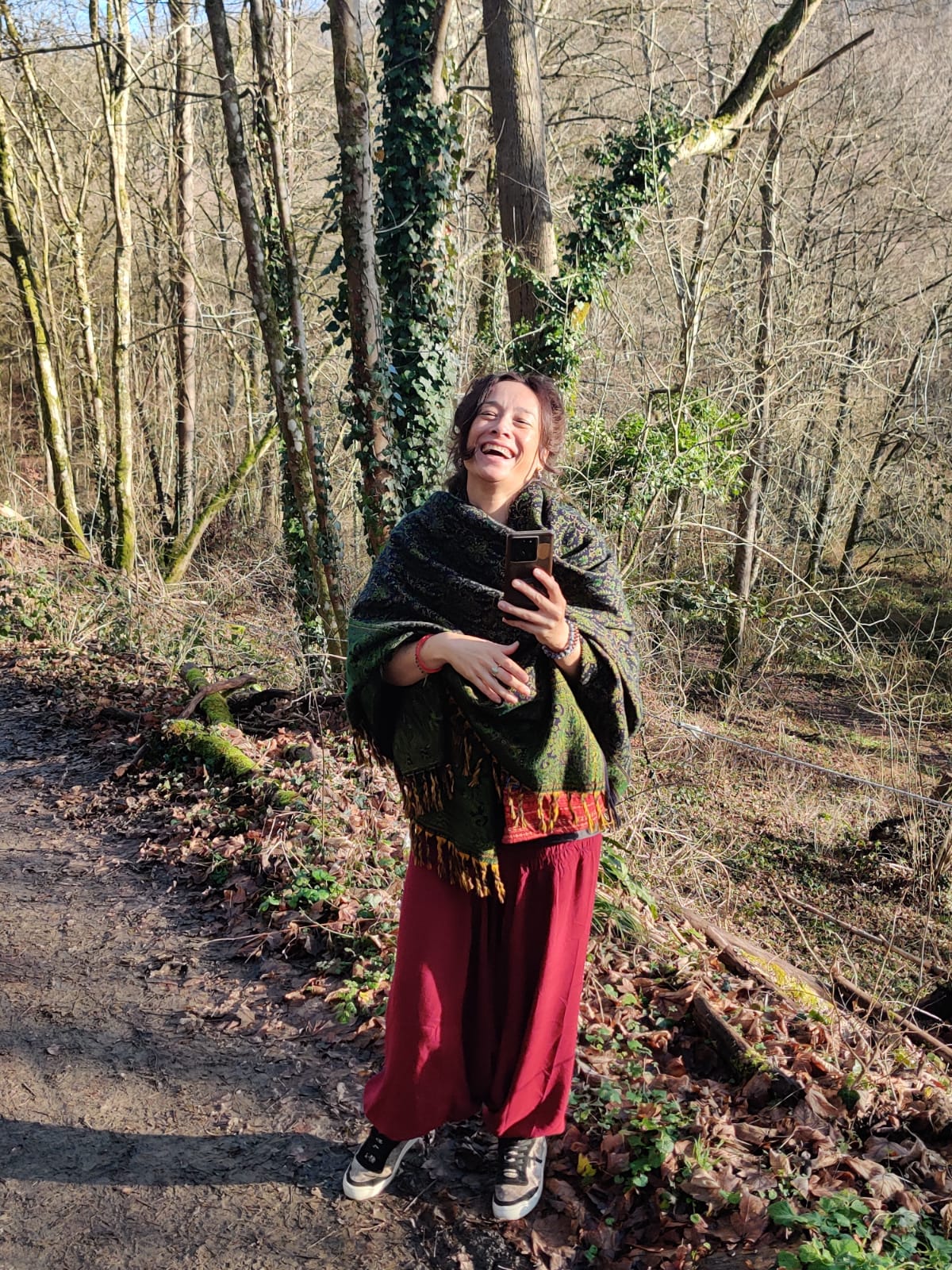 Participante en éclat de rire dans les bois de Radhadesh