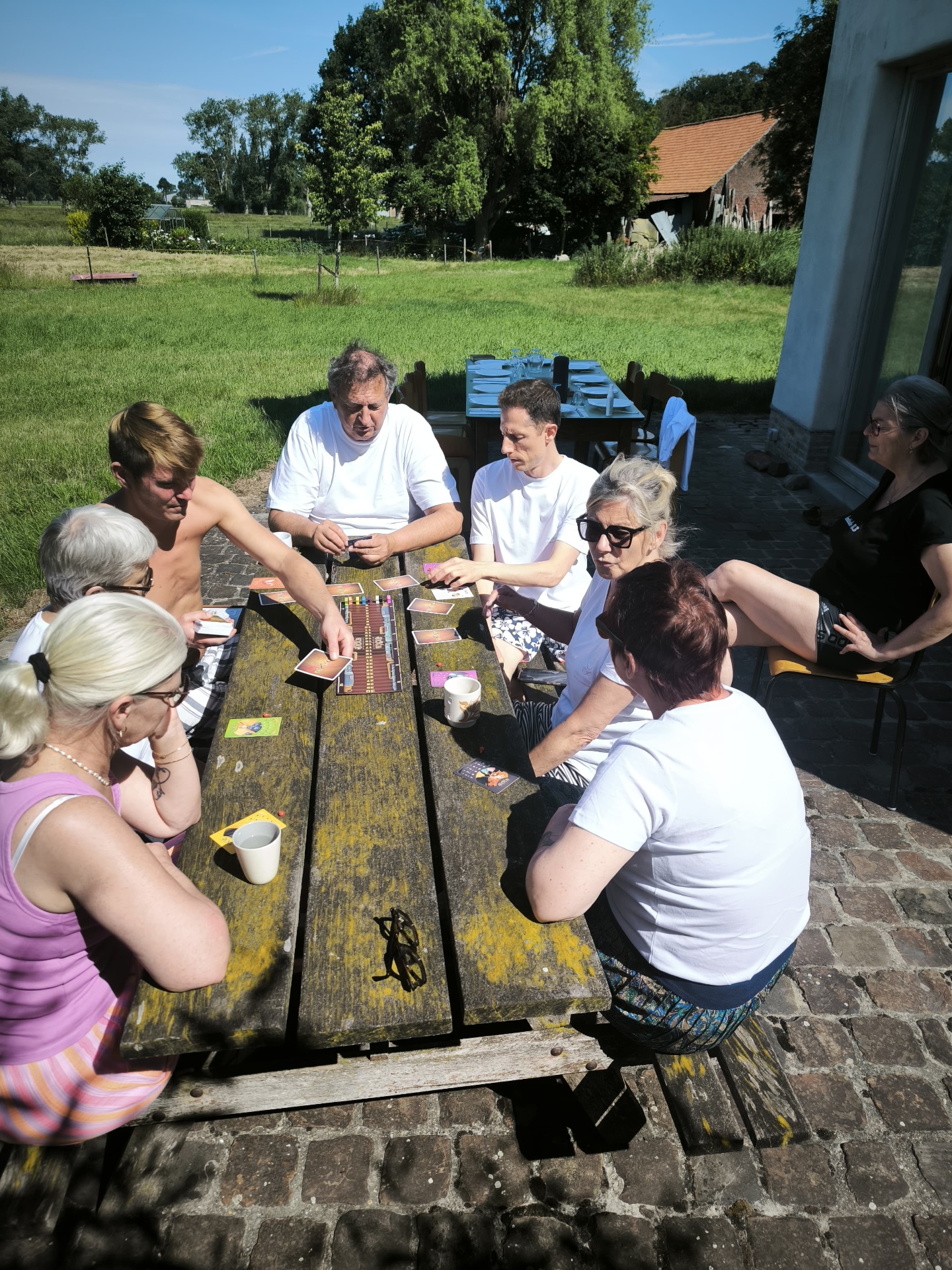 Jeu de cartes oracle autour de la grande table en bois de la ferme d'Ichtegem