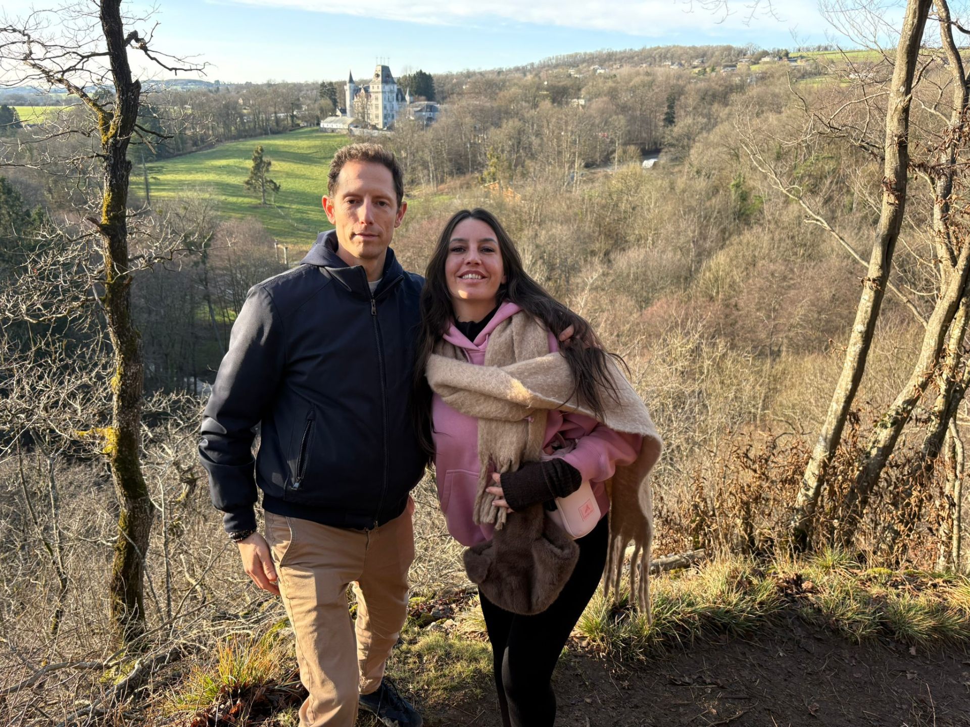 Participants souriants au-dessus du château de Radhadesh