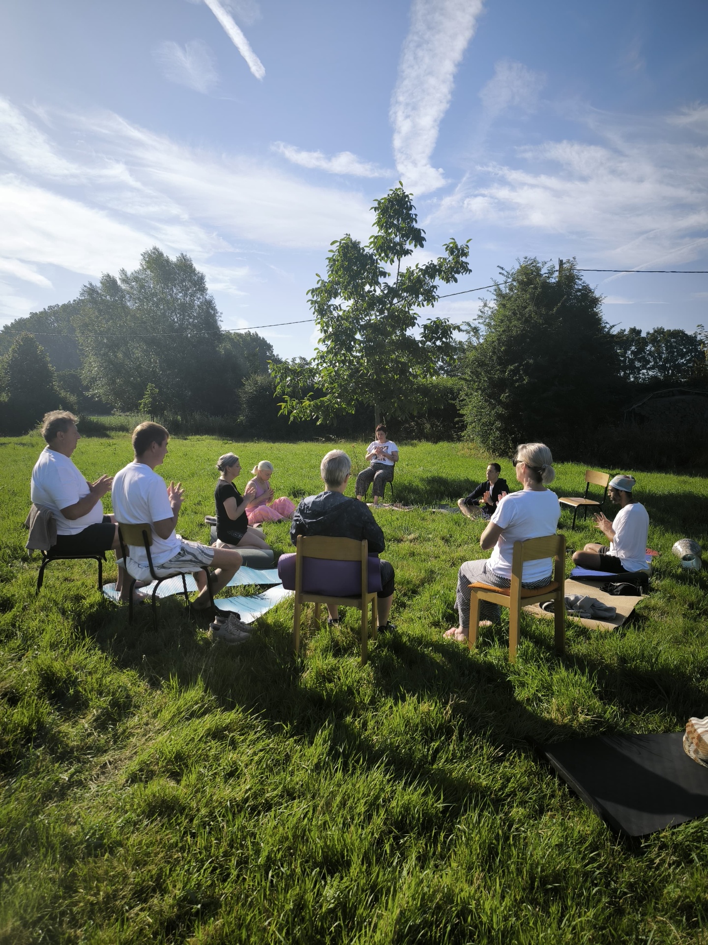 Cercle de méditation en plein air dans la prairie au lever du soleil, retraite d'été 2026