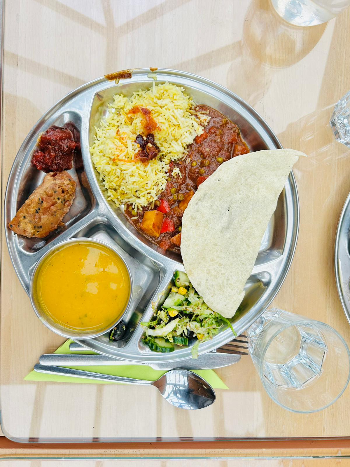 Thali végétarien servi pendant la retraite d'hiver