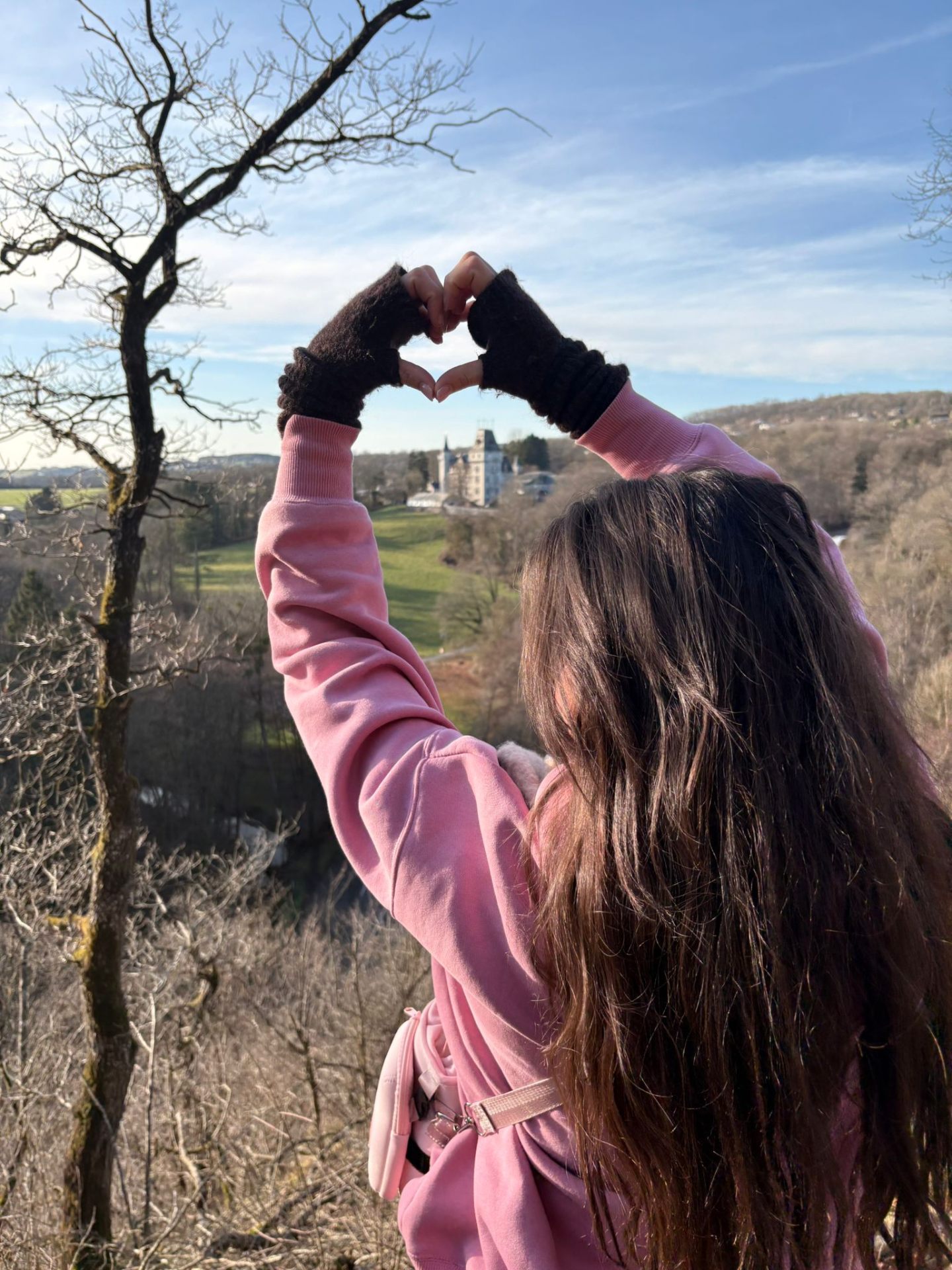 Cœur formé avec les mains face au château de Radhadesh