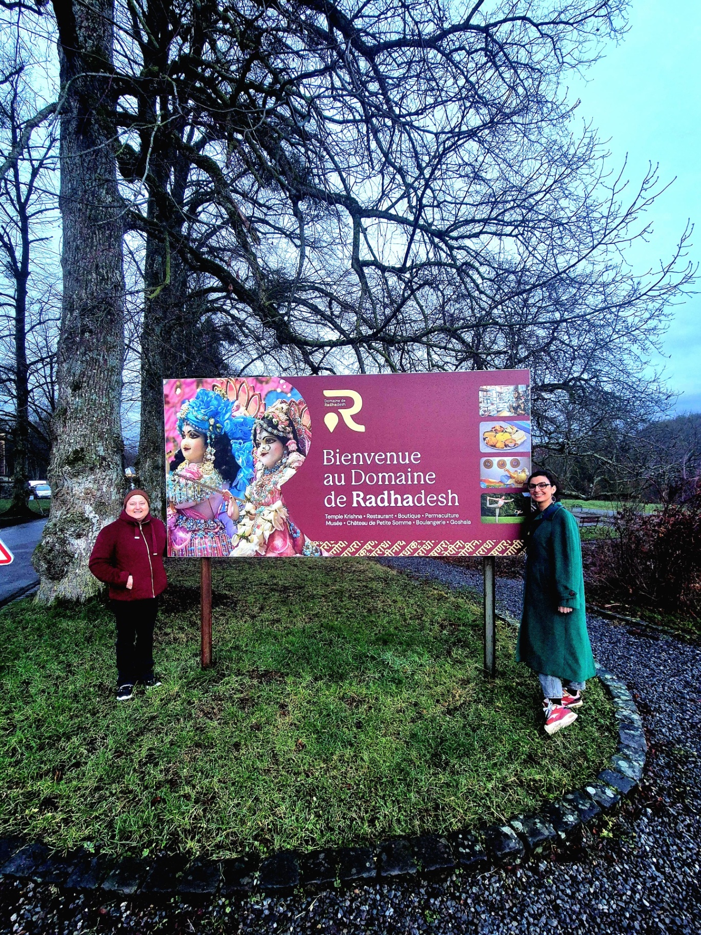 Panneau d'accueil du Domaine de Radhadesh en hiver