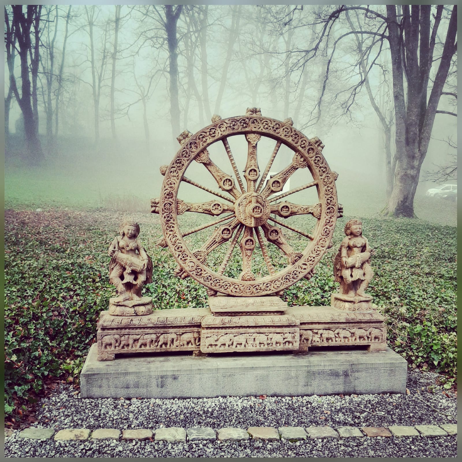 Roue du Dharma sculptée dans le parc de Radhadesh en hiver