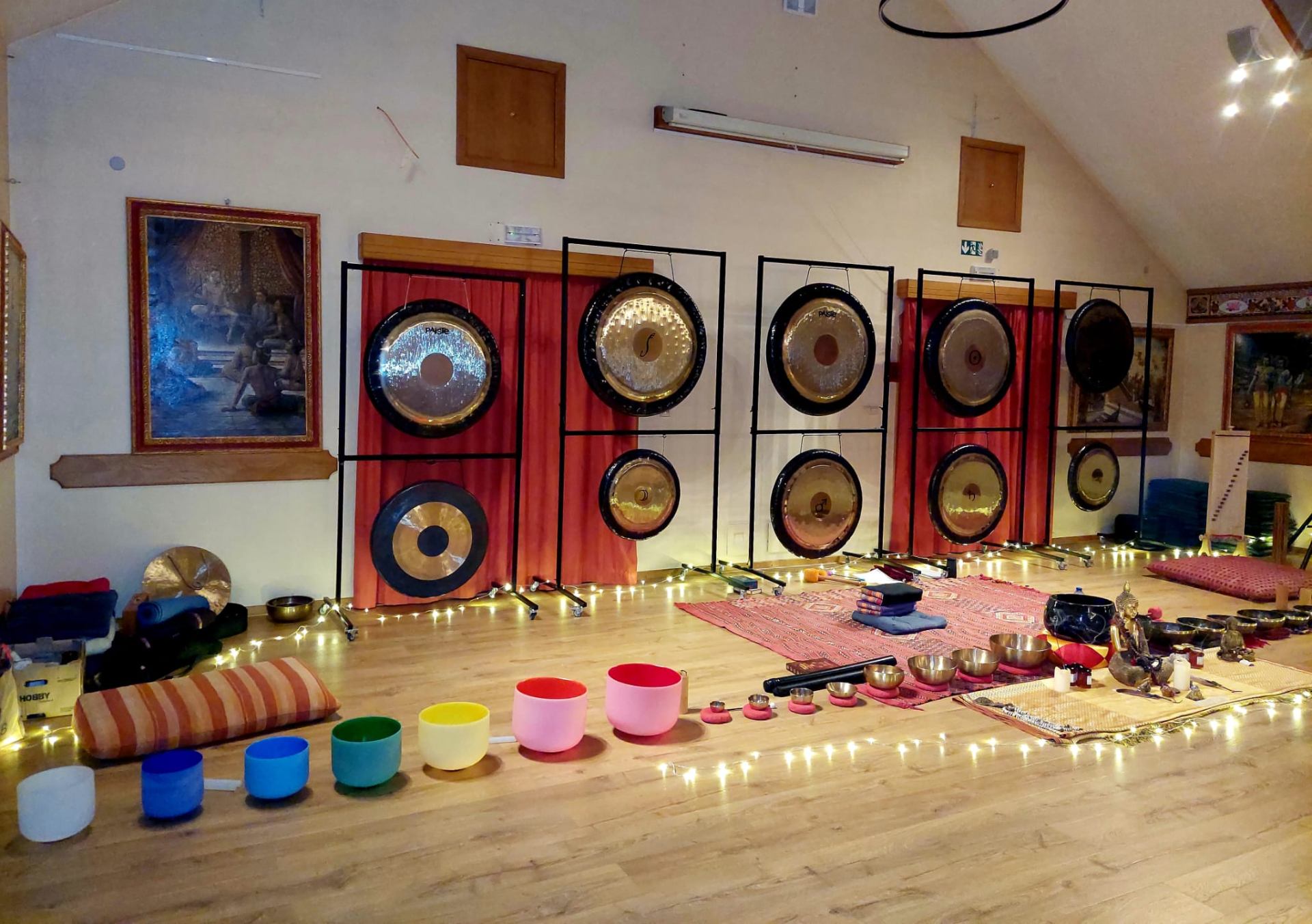 Salle des gongs Paiste prête pour le Gong Bath à Radhadesh