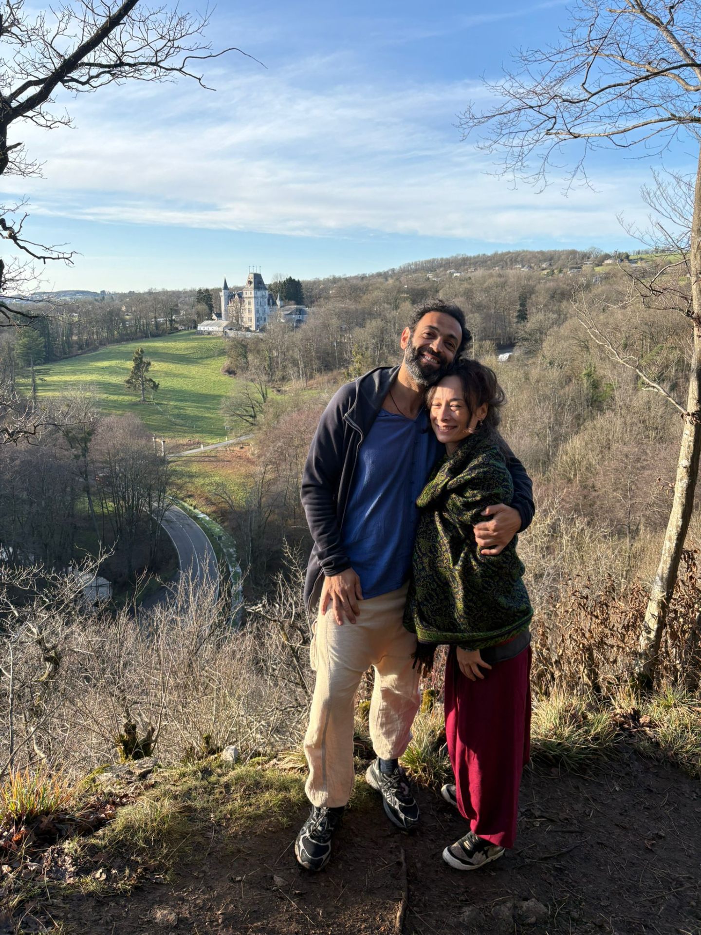 Nassim et une participante enlacés face au château de Radhadesh