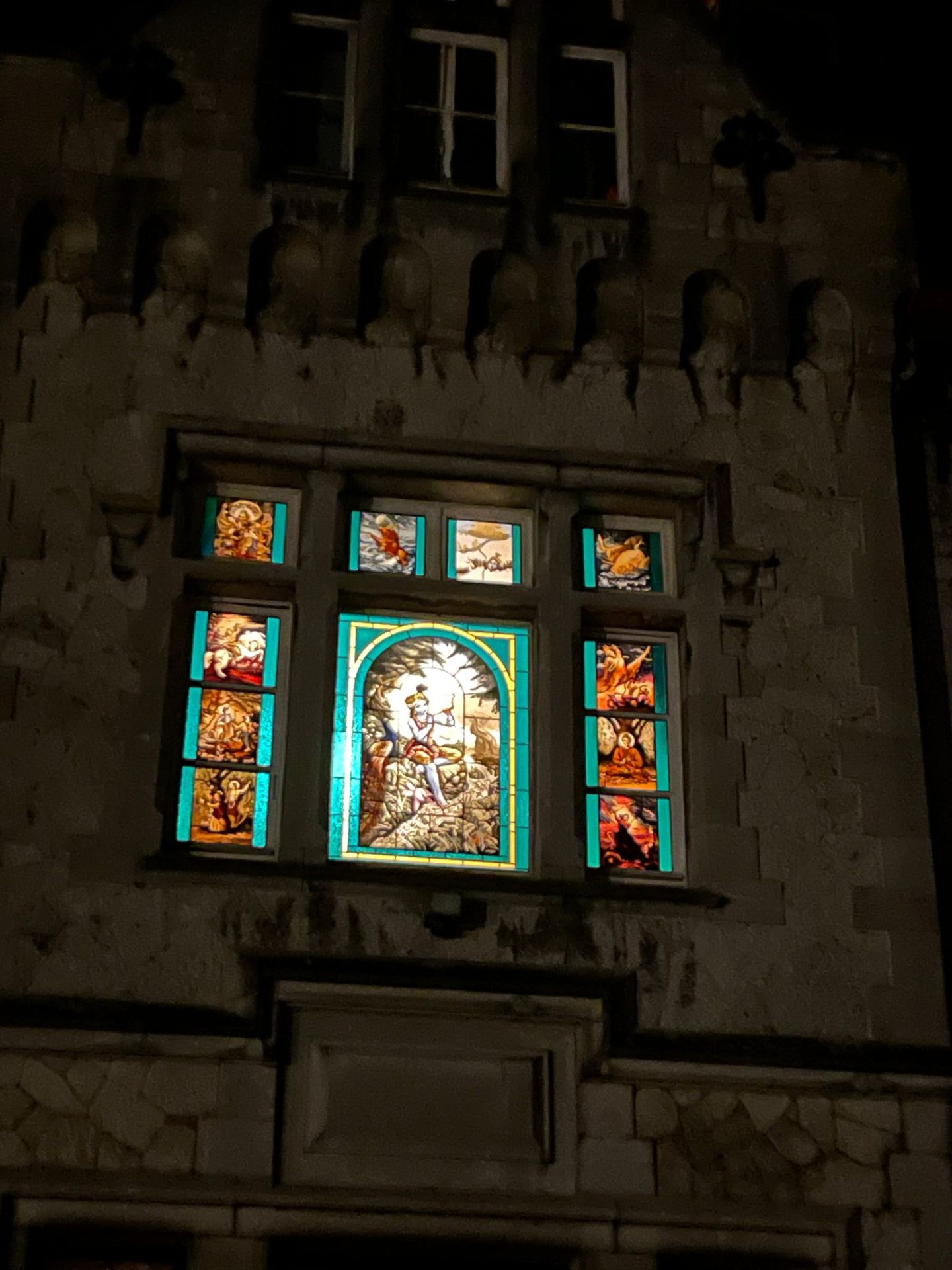 Vitrail illuminé du château de Radhadesh la nuit
