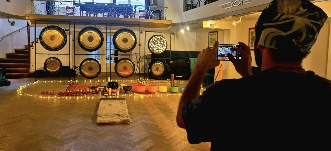 Salle d'un Voyage Alchimique de Nassim Khabazi